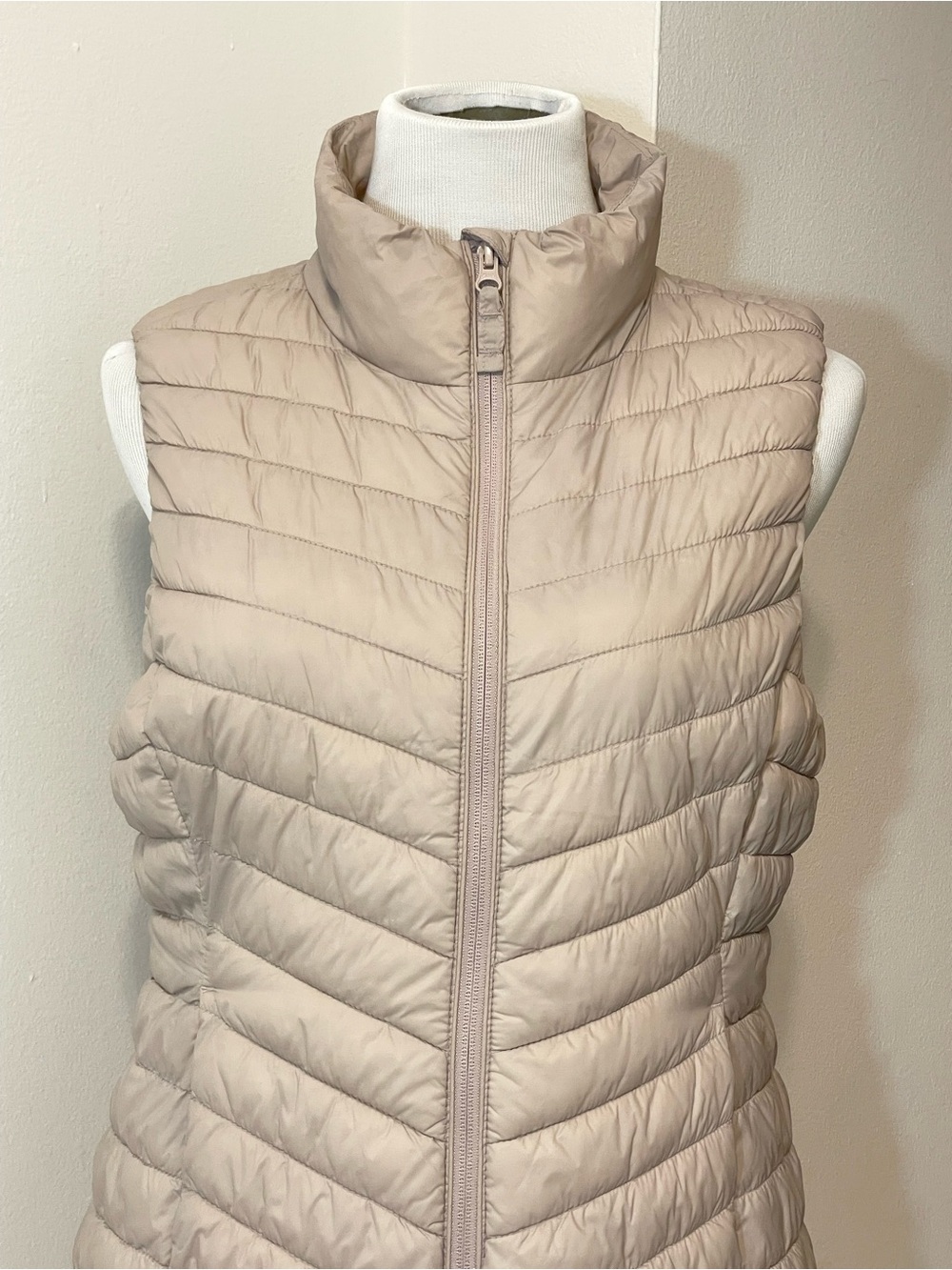 Old Navy Women’s Quilted Puffer Vest Tan Size Medium - Picture 3 of 8